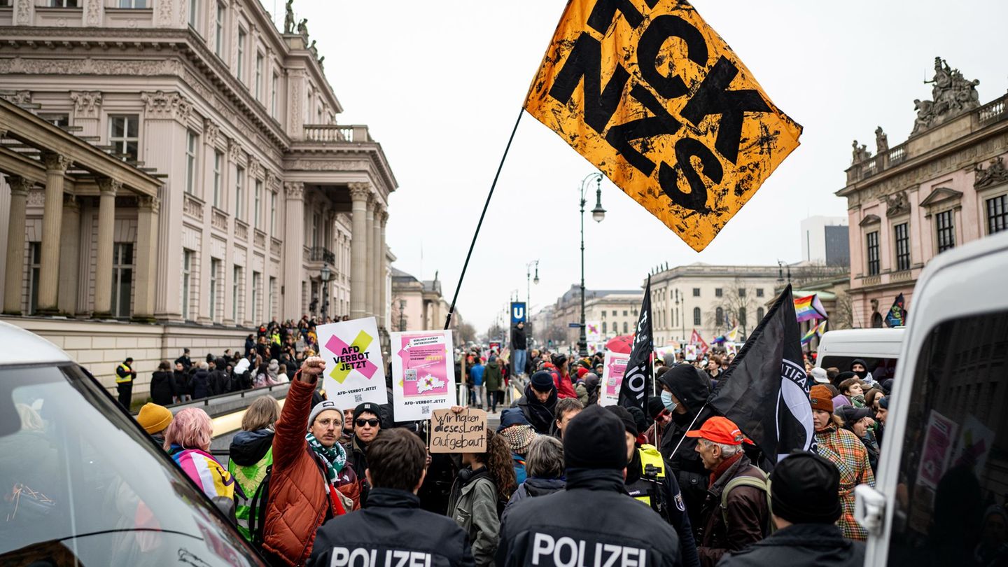 Laut Polizei nehmen rund 1.000 Menschen an der Gegendemo teil. Foto: Fabian Sommer/dpa