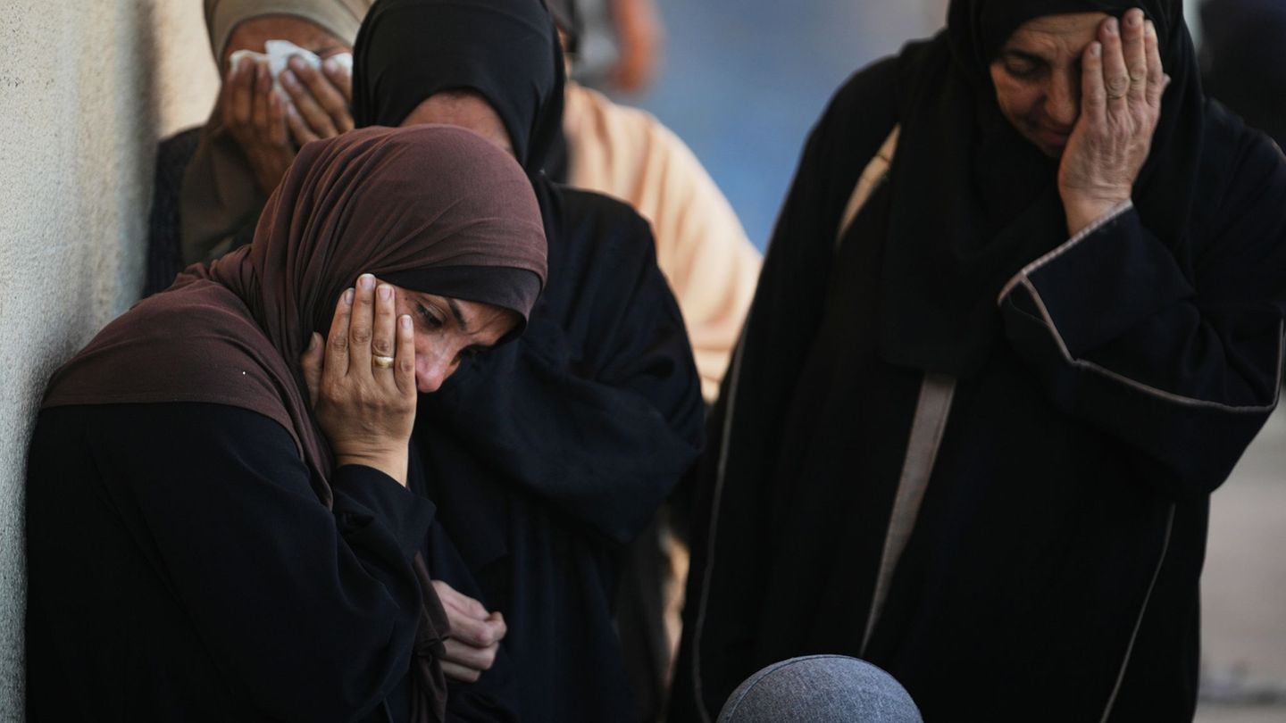 Die von der Hamas kontrollierte Gesundheitsbehörde im Gazastreifen geht davon aus, dass noch zahlreiche Tote unter Trümmern vers