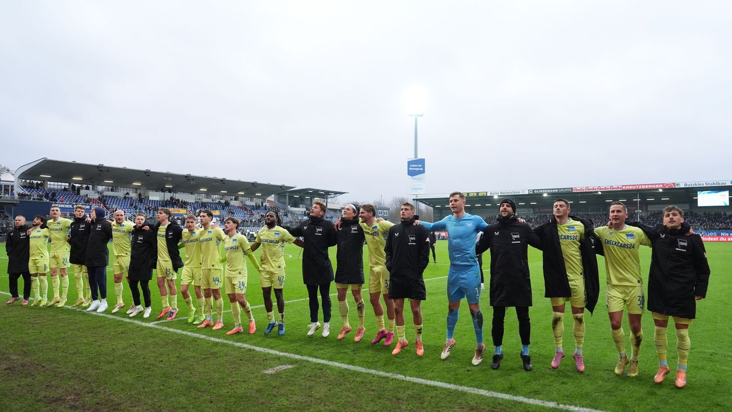 Hertha BSC feiert in Kiel. Foto: Marcus Brandt/dpa