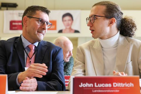 Die beiden Landesvorsitzenden Thomas Schulze (links) und John Lucas Dittrich (rechts) bleiben an der Spitze des BSW. Foto: Peter