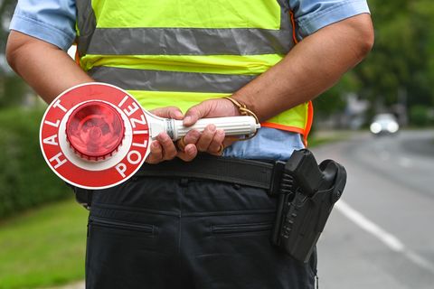 Entsprechende Bußgeldverfahren hat die Polizei eingeleitet. (Symbolbild) Foto: Heiko Rebsch/dpa