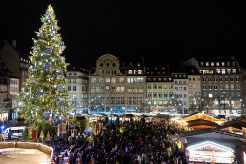 Noch ist unklar, was es mit der nahe dem Weihnachtsmarkt gefundenen Pistole auf sich hat. Foto: Romeo Boetzle/AFP/dpa