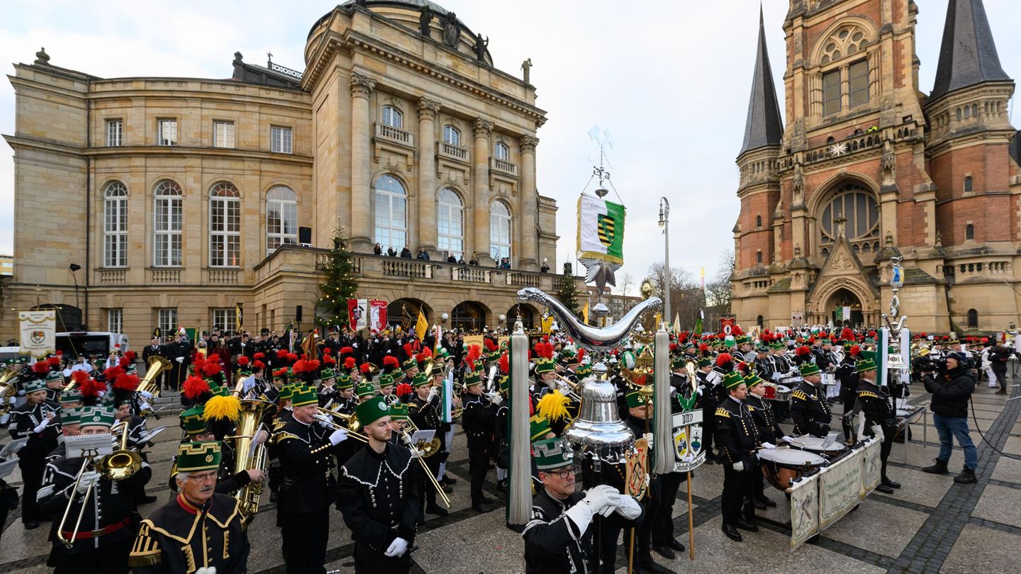 Eine Bergparade läutet in Chemnitz das Kulturhauptstadt-Finale ein. Foto: Hendrik Schmidt/dpa