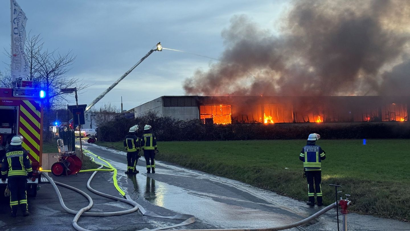 Starke-Rauchentwicklung-Brand-in-Metallbetrieb-in-Bielefeld-Warnung-an-Bev-lkerung