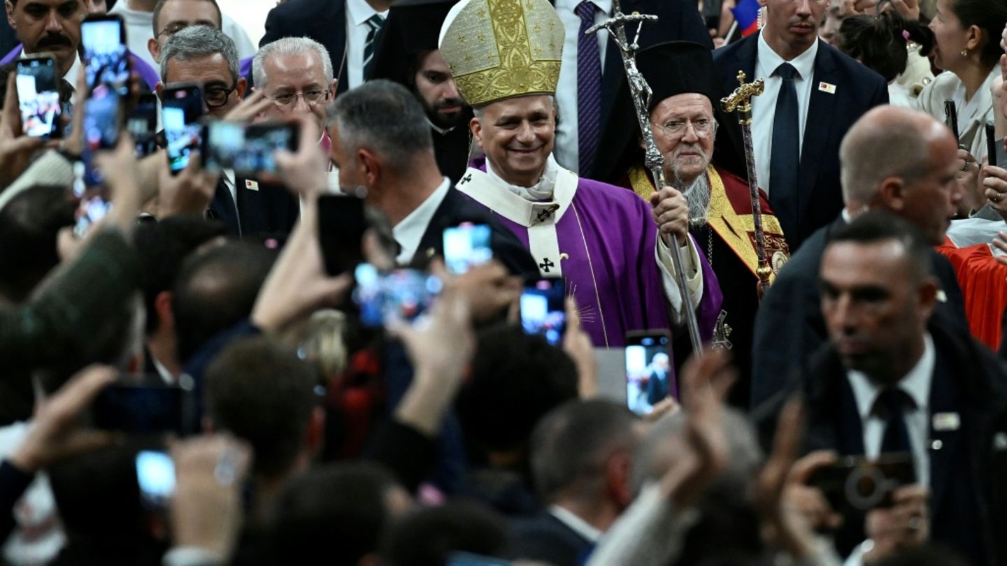 Papst-Leo-XIV-feiert-Messe-in-Istanbul-Aufruf-zu-interreligi-sem-Dialog