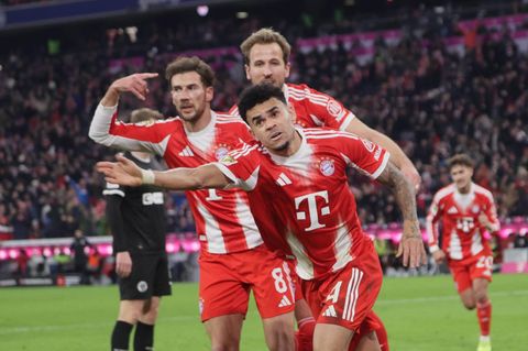 Bayern-Spieler Luis Diaz (vorn) feiert sein spätes Tor im Bundesliga-Spiel gegen den FC St. Pauli