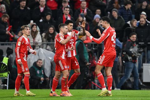 Am Ende konnten die Münchner um Luis Díaz (2.v.r.) doch jubeln. Foto: Sven Hoppe/dpa