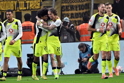 Der BVB jubelt im ersten der beiden wichtigen Duelle mit Leverkusen. Foto: Federico Gambarini/dpa