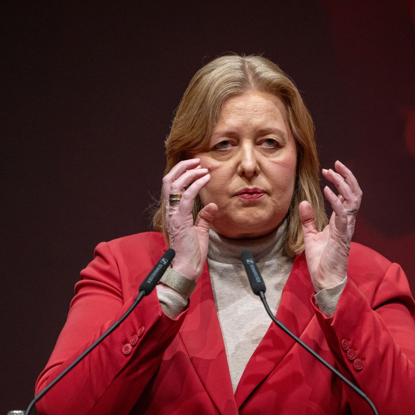 Für die Parteichefin ist der Juso-Kongress kein reiner Wohlfühl-Termin. Foto: Harald Tittel/dpa