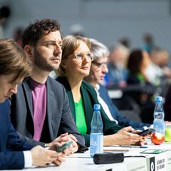 Die Grünenspitze mit Felix Banaszak (2.v.l,) und Franziska Brantner (3.v.l), fiel mit ihrem Antrag zum 49-Euro-Ticket durch