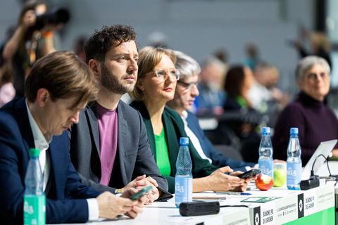 Die Grünenspitze mit Felix Banaszak (2.v.l,) und Franziska Brantner (3.v.l), fiel mit ihrem Antrag zum 49-Euro-Ticket durch