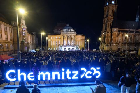 Zum Abschluss des Kulturhauptstadtjahres beteiligen sich Tausende Menschen auf dem Chemnitzer Theaterplatz am Weihnachtssingen.