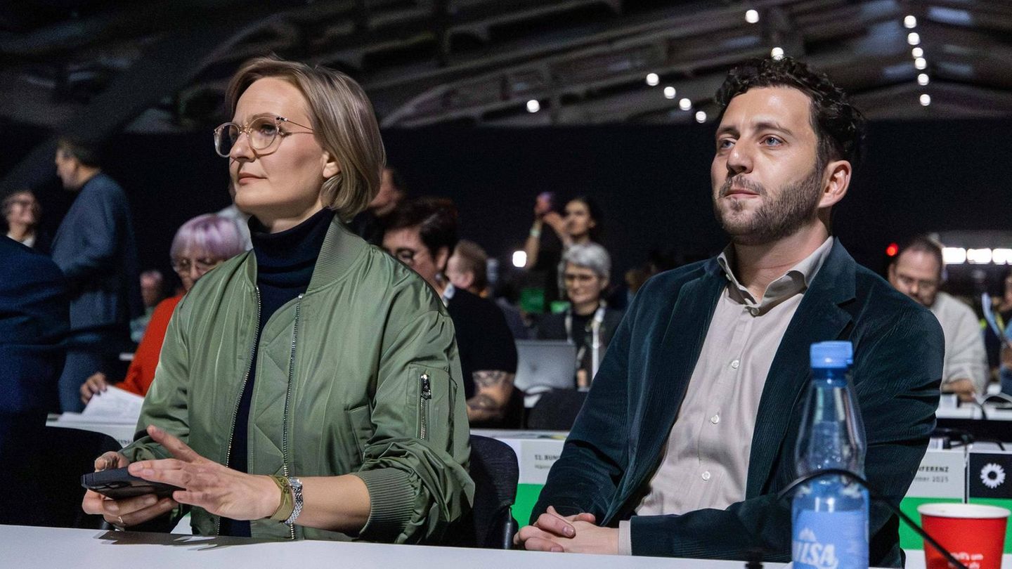 Grüne Parteichefs Brantner und Banaszak sitzen nebeneinander auf dem Parteitag