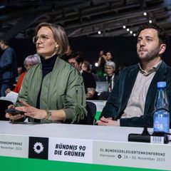 Grüne Parteichefs Brantner und Banaszak sitzen nebeneinander auf dem Parteitag