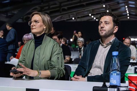Grüne Parteichefs Brantner und Banaszak sitzen nebeneinander auf dem Parteitag