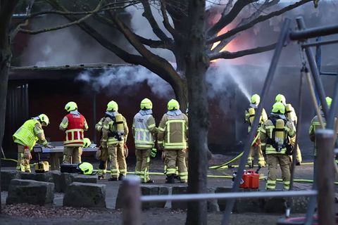 Feuerwehreinsatz in Hannover-Mittelfeld: Eine Grundschule brennt. Foto: FrM/dpa