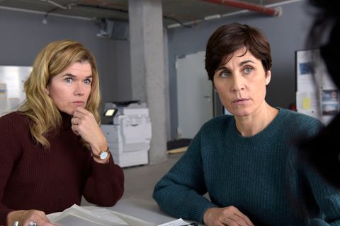 Nach dem Tod eines Bauarbeiters wittern die Journalistinnen Karin (Anke Engelke, links) und Rommy (Nina Kunzendorf) einen Skandal.