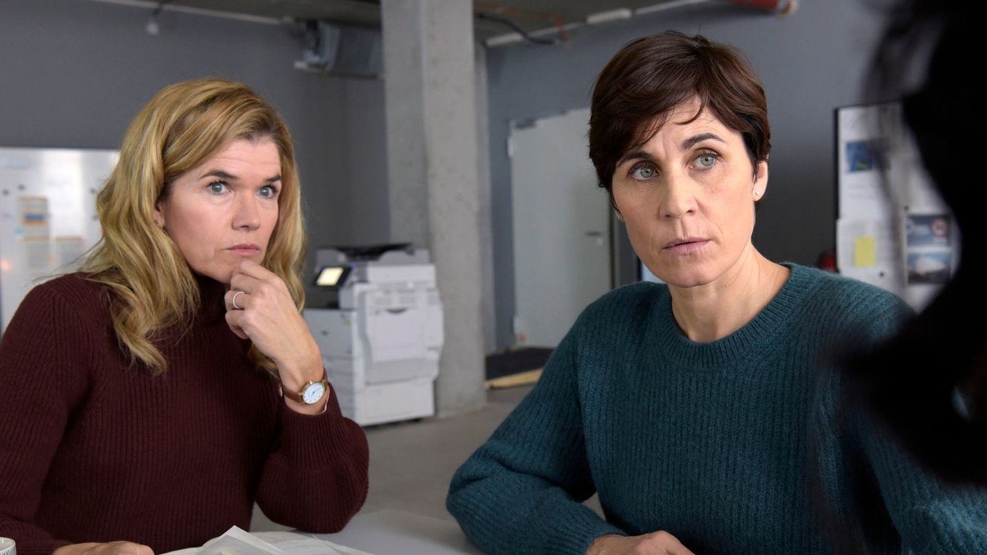 Nach dem Tod eines Bauarbeiters wittern die Journalistinnen Karin (Anke Engelke, links) und Rommy (Nina Kunzendorf) einen Skandal.