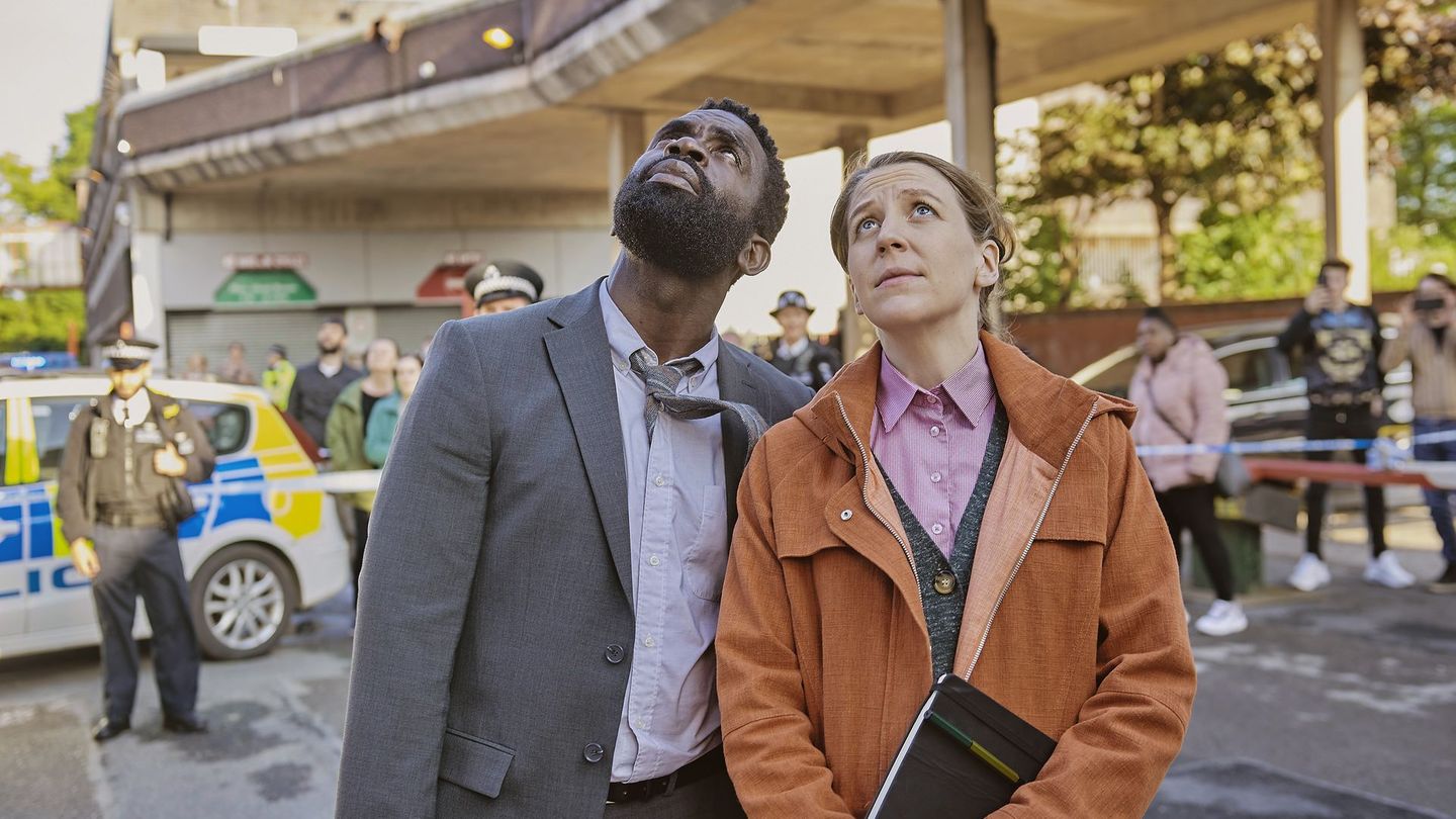 Zwei Menschen sind von einem Londoner Hochhaus gestürzt und niemand weiß, warum. Sonderermittlerin Sarah Collins (Gemma Whelan) und ihr Kollege Steve Bradshaw (Jimmy Akingbola) ermitteln.
