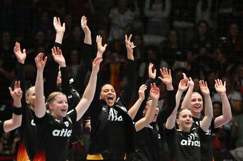 Die deutschen Handballerinnen wollen auch nach dem letzten WM-Vorrundenspiel gegen Serbien jubeln. Foto: Marijan Murat/dpa
