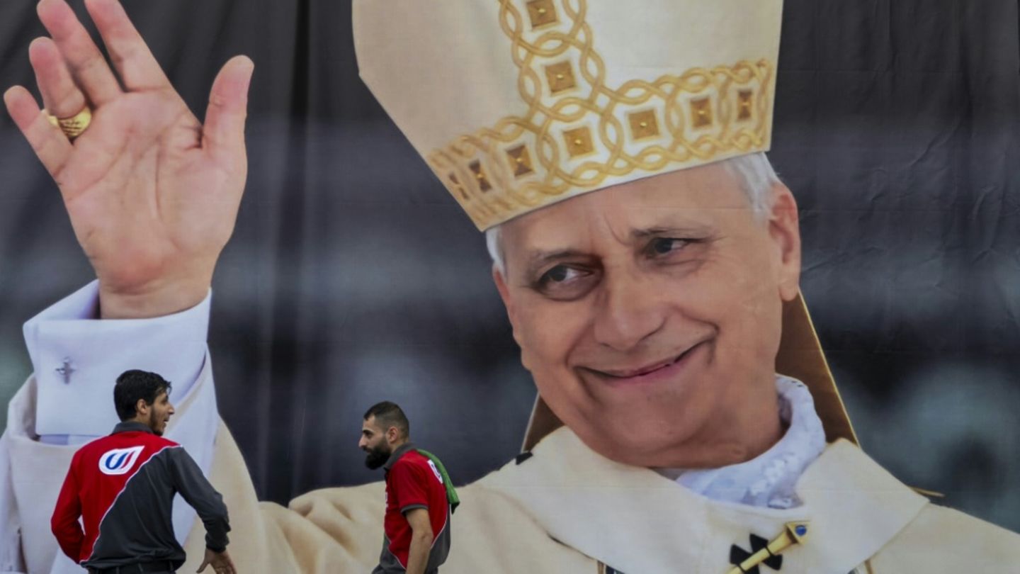 Arbeit hängen in Beirut ein Papst-Plakat auf