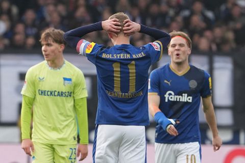 Kiels Alexander Bernhardsson fasst sich an den Kopf. Foto: Marcus Brandt/dpa