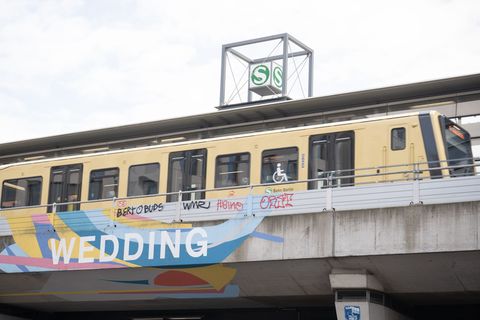 An zwei Tagen kann an der S- und U-Bahnstation Wedding Kleidung gespendet werden. (Symbolbild) Foto: Sebastian Gollnow/dpa