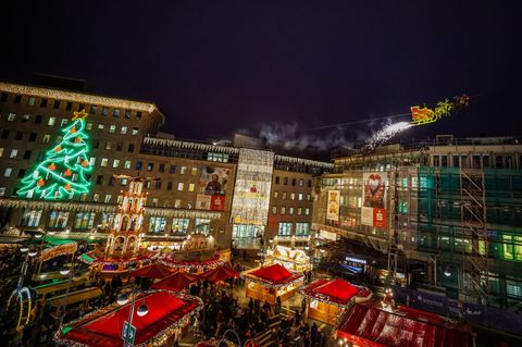In einem Schlitten, der an einem Stahlseil befestigt ist, fliegt der Weihnachtsmann zwei Mal täglich über den Weihnachtsmarkt in