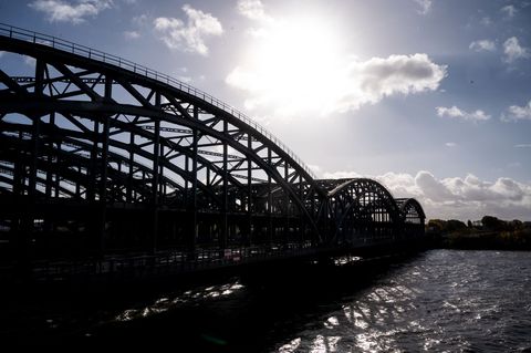 Der Kapitän des Binnenmotorschiffs, das die Brücke rammte, soll die tideabhängige Durchfahrtshöhe falsch eingeschätzt haben. (Ar