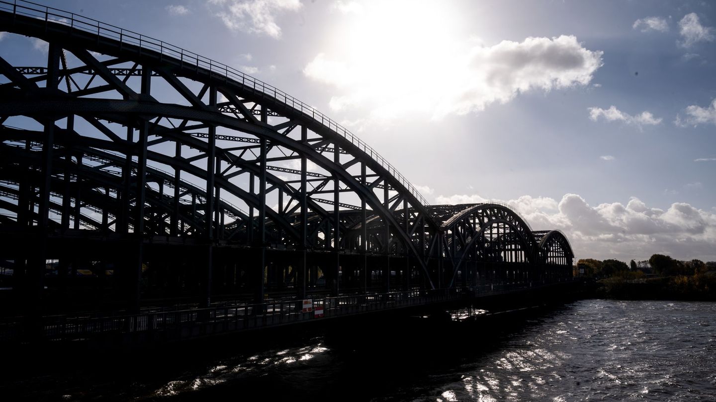 Elbquerung: Elbbrücke bleibt nach Unfall gesperrt - Fehler des Kapitäns?
