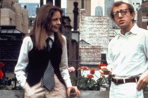 Woody Allens Leben und Werk in einem Bild zusammengefasst: starke Frauenfiguren, hier Diane Keaton, im Hintergrund seine Gebur