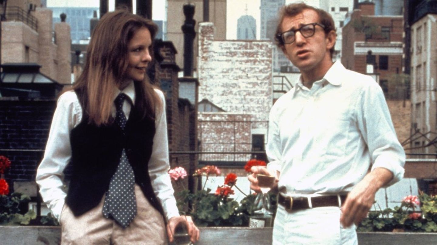 Woody Allens Leben und Werk in einem Bild zusammengefasst: starke Frauenfiguren, hier Diane Keaton, im Hintergrund seine Gebur