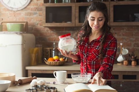 Butter, Eier, Zucker, Milch und Mehl – das sind die Grundzutaten der meisten herkömmlichen Kuchen. Doch wussten Sie, dass Sie viele davon mit einfachen Alternativen ersetzen können? Wir verraten Ihnen, welche Ersatzprodukte infrage kommen ...