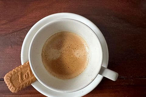 Ein Karamellkeks wird heutzutage oft zu einem Kaffee gereicht. (Archivbild) Foto: Gregor Tholl/dpa