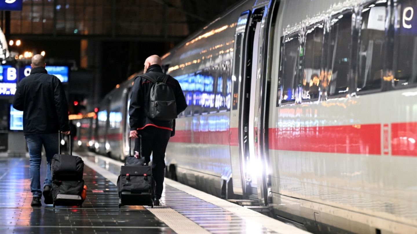 Reisende im Hauptbahnhof Frankfurt am Main