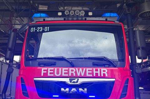 Bei einem Brand in Hamburg-Rahlstedt werden mehrere Menschen verletzt. (Symbolbild) Foto: Sabina Crisan/dpa