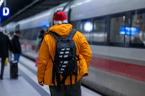 Züge sind am frühen Morgen und am späten Abend in der Regel weniger voll. (Archivbild) Foto: Monika Skolimowska/dpa