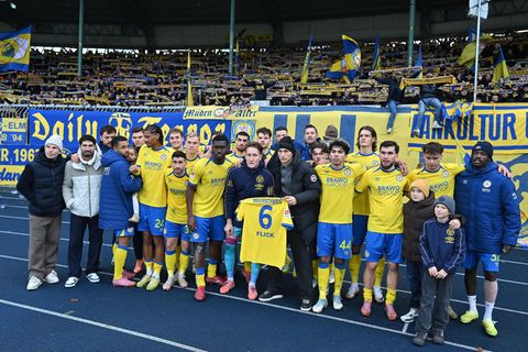 Jubel mit Flick-Trikot: Die Spieler von Eintracht Braunschweig grüßen nach dem 2:0-Sieg gegen Kaiserslautern ihren verletzten Mi