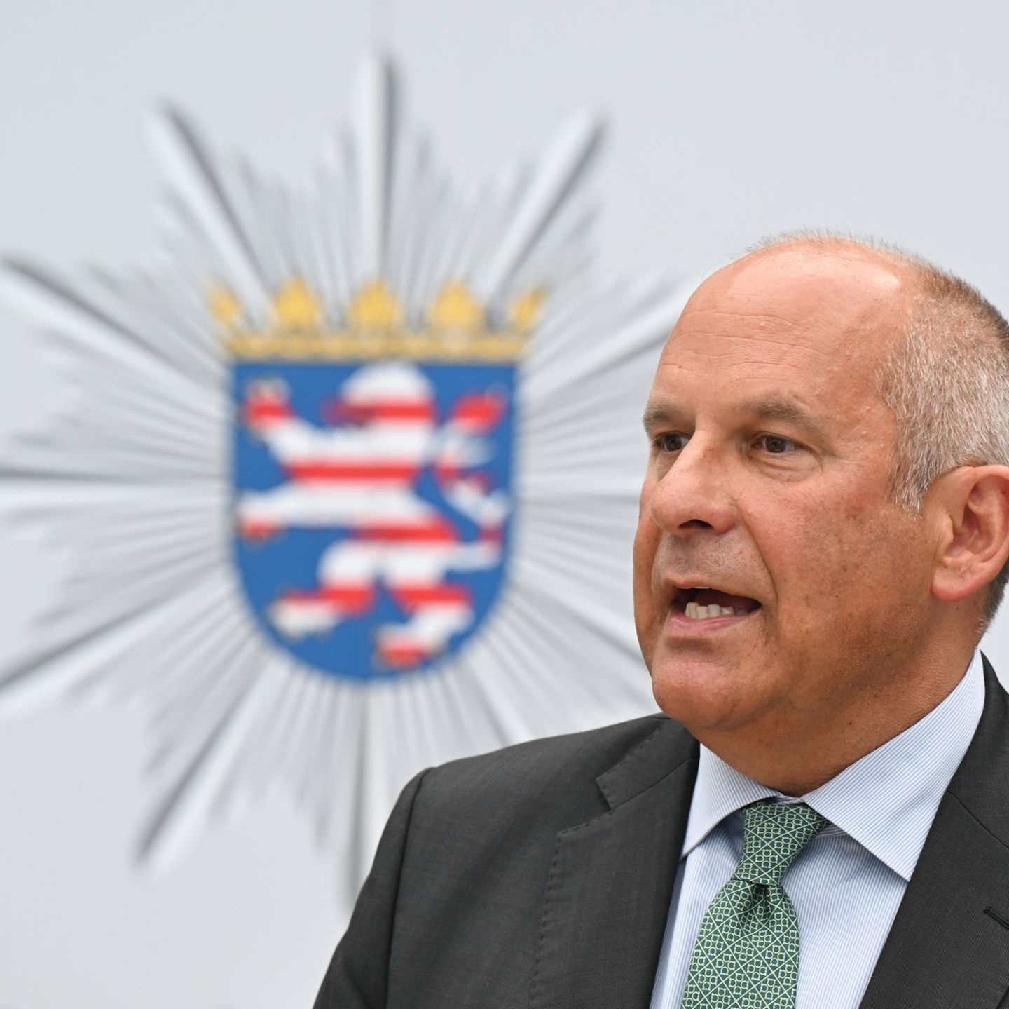 "Es ist der Polizei zu verdanken, dass es nicht zu weiteren Eskalationen gekommen ist", sagt Poseck. Foto: Arne Dedert/dpa