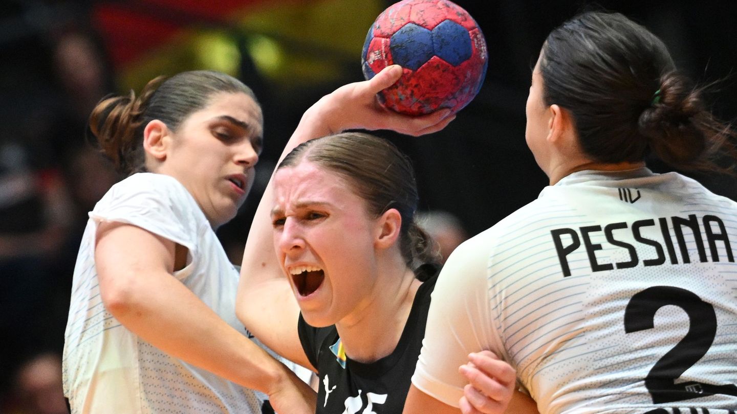 Für Jolina Huhnstock ist die Handball-WM wegen einer Verletzung vorzeitig beendet. Foto: Marijan Murat/dpa