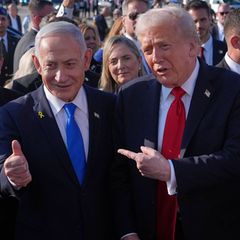 Benjamin Netanjahu (Mitte), Israels Präsident Izchak Herzog (links) und Donald Trump