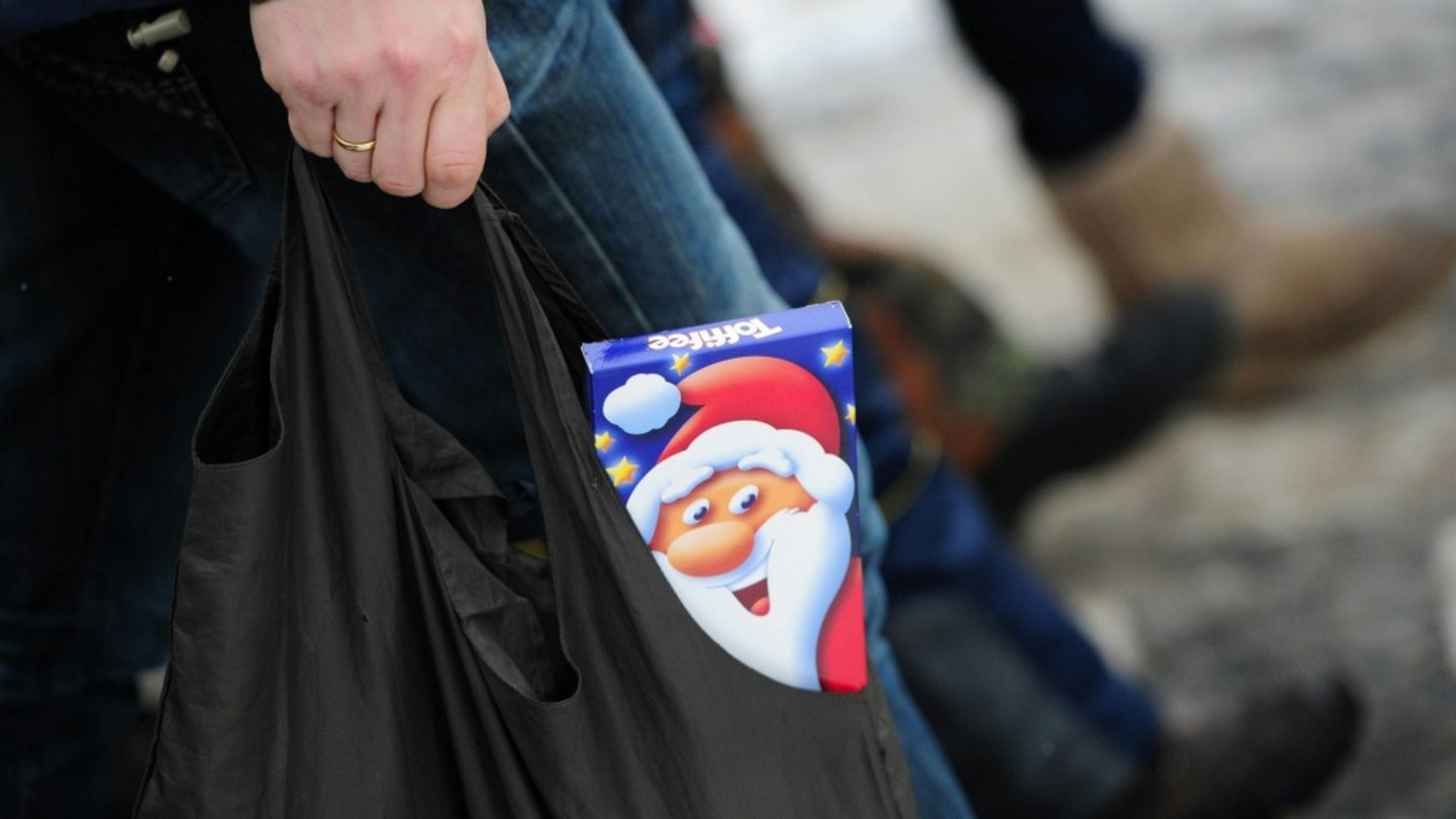 Mann mit Einkaufstasche