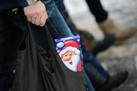 Mann mit Einkaufstasche