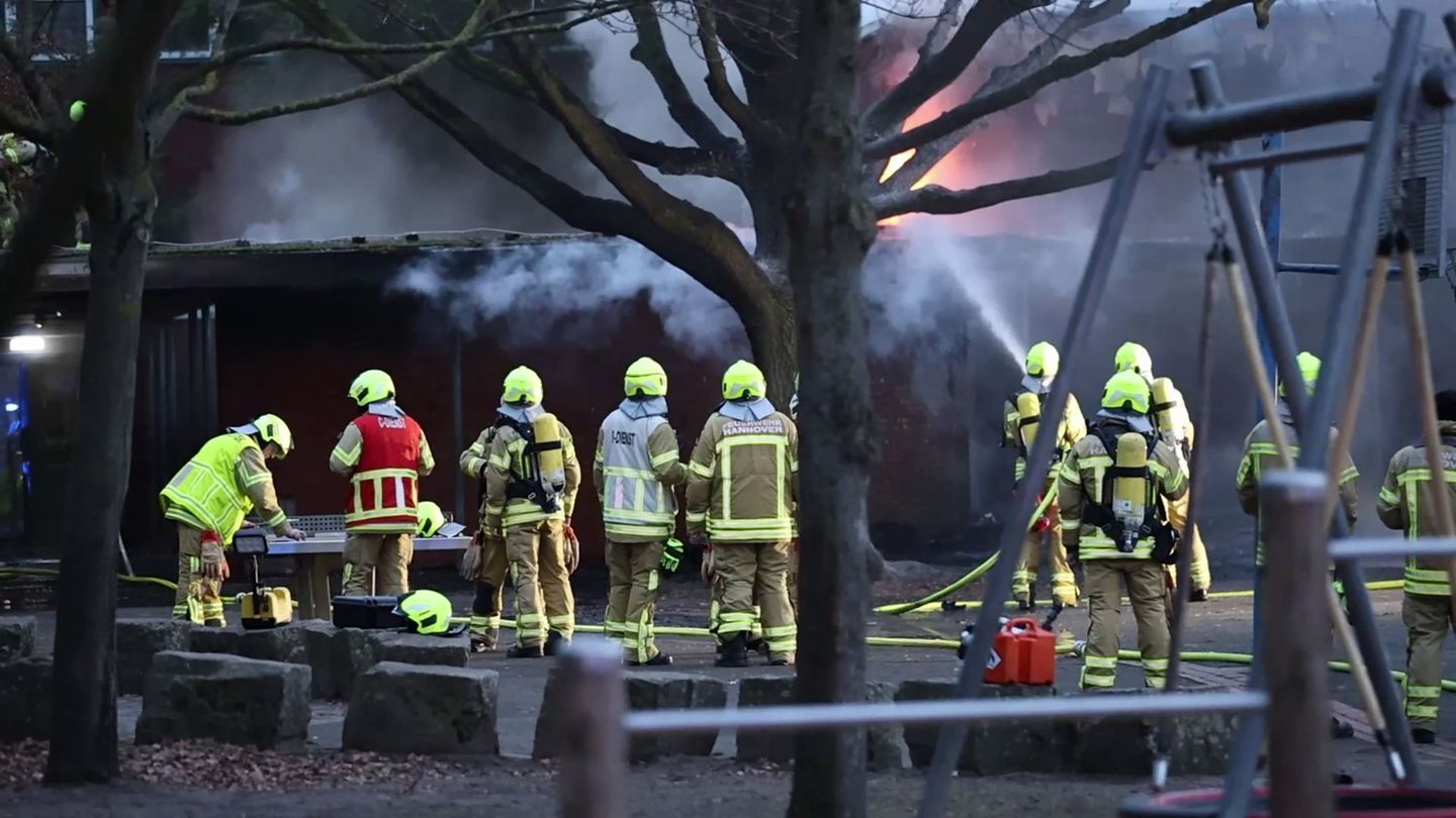 Feuerwehr: Großbrand an Grundschule in Hannover gelöscht