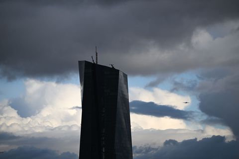 Wolken und hin und wieder etwas Regen sagt der Deutsche Wetterdienst für Hessen vorher. (Archivbild) Foto: Arne Dedert/dpa