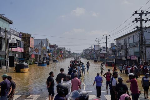 Nach Zyklon "Ditwah" steht Sri Lanka unter Wasser. Foto: Eranga Jayawardena/AP/dpa