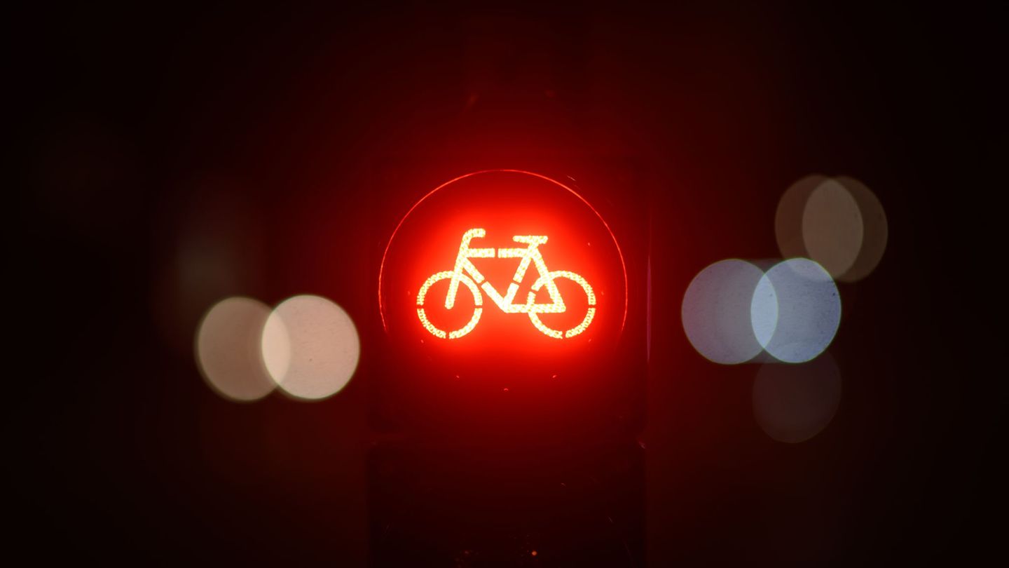 Die Polizei untersagte dem betrunkenen Fahrradfahrer die Weiterfahrt. (Symbolbild) Foto: Robert Michael/dpa