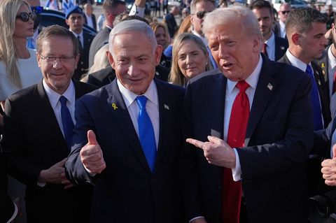US-Präsident Donald Trump (r-l), der israelische Ministerpräsident Benjamin Netanjahu und Israels Präsident Izchak Herzog. (Arch