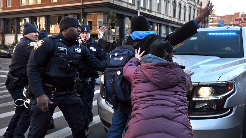 Mehrere Festnahmen: Demonstranten blockieren ICE-Agenten in New York