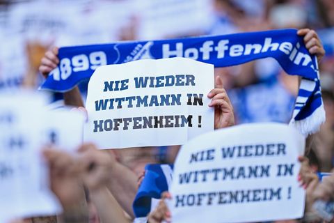 Fans der TSG Hoffenheim protestieren gegen den Einfluss von Spielerberater Roger Wittmann Foto: Uwe Anspach/dpa